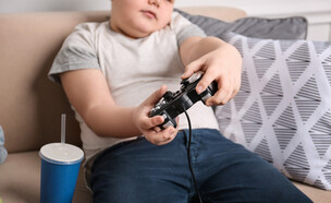 ילד משחק משחקי וידאו (צילום: Africa Studio, shutterstock)