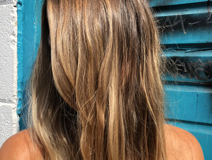 אישה עם שיער ארוך (צילום: getty images)