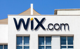 הלוגו של וויקס על בניין החברה ביפו (צילום: StockStudio Aerials, שאטרסטוק)