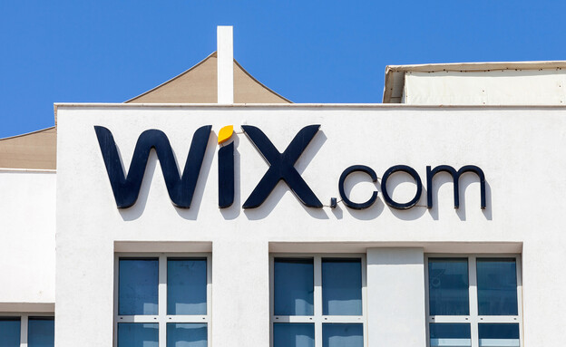 הלוגו של וויקס על בניין החברה ביפו (צילום: StockStudio Aerials, שאטרסטוק)