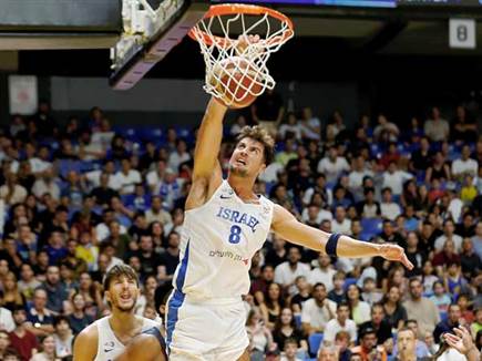 ברבע השלישי אבדיה הוציא עצבים על הטבעת (צילום: אלן שיבר)