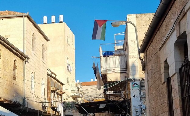 דגלי פלסטין וצלב קרס בשכונת מאה שערים בירושלים (צילום: דורון איש שלום)