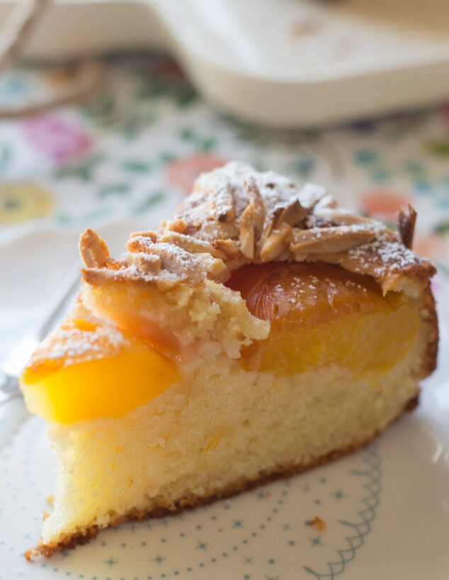 עוגת שזיפים ונקטרינות - פרוסה (צילום: קרן אגם, mako אוכל)