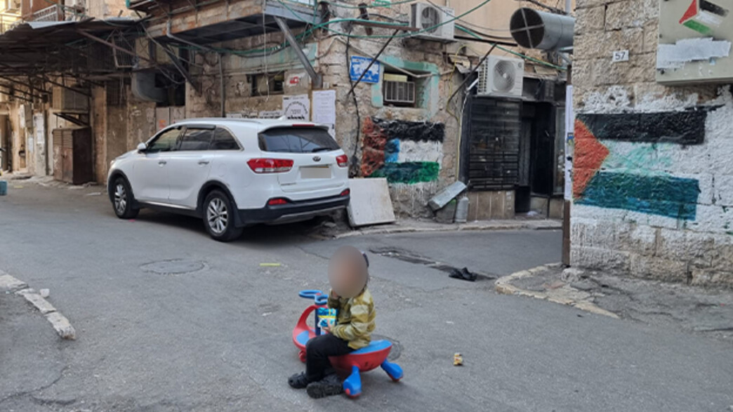 דגלי פלסטין וצלב קרס בשכונת מאה שערים בירושלים (צילום: דורון איש שלום)
