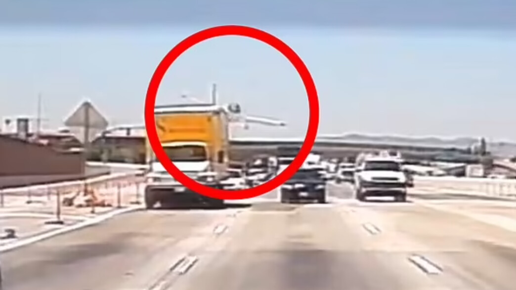 מטוס מתרסק באמצע הכביש מטוס מתרסק באמצע הכביש