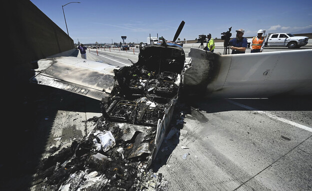 מטוס מתרסק באמצע הכביש (צילום: AP)