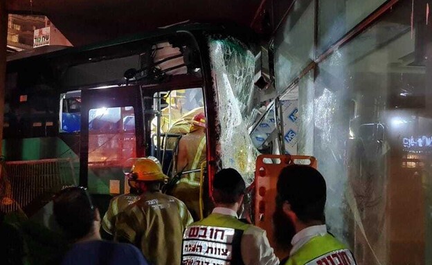 אוטובוס איבד שליטה, פגע במבנה - ודרס אדם למוות