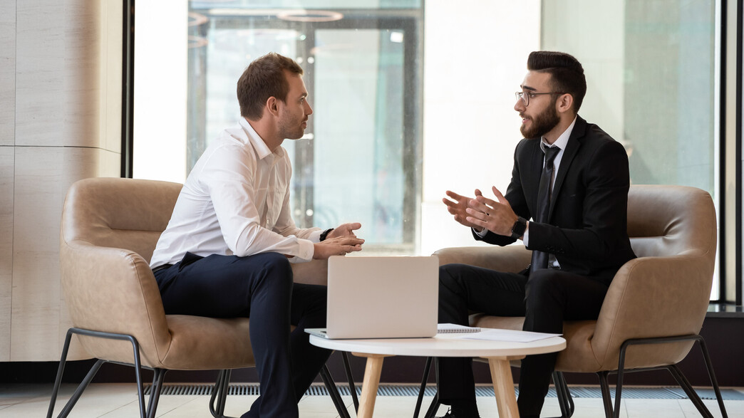 פגישה של שני אנשים 