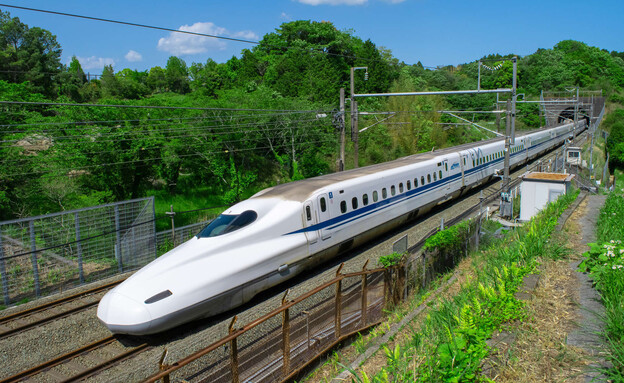 רכבת שיקאנסן יפן (צילום: tackune, shutterstock)