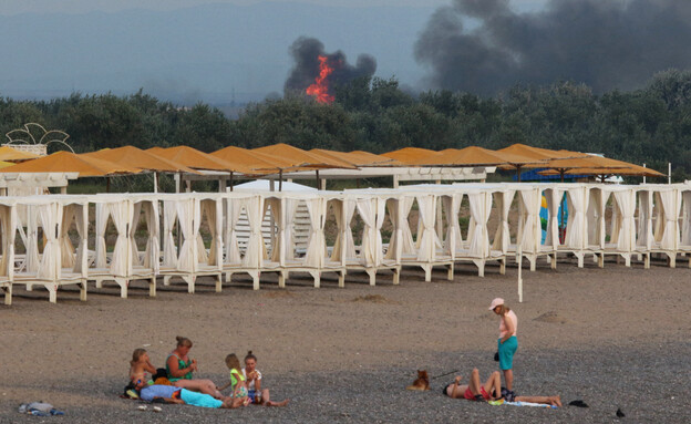 נופשים על רקע הפיצוצים בבסיס חיל האוויר, בשבוע שעב (צילום: רויטרס)