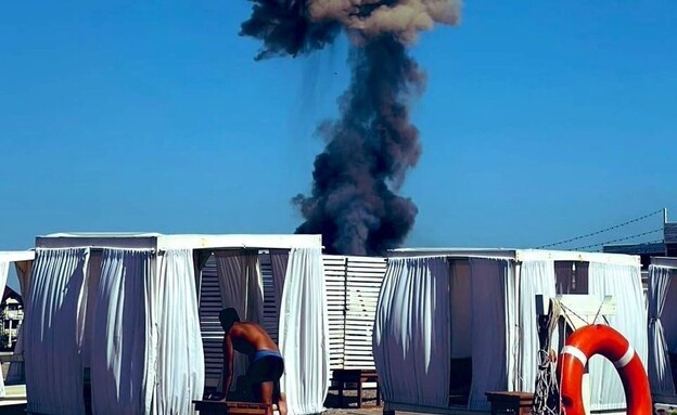 נופשים על רקע הפיצוצים בבסיס חיל האוויר (צילום: רויטרס)