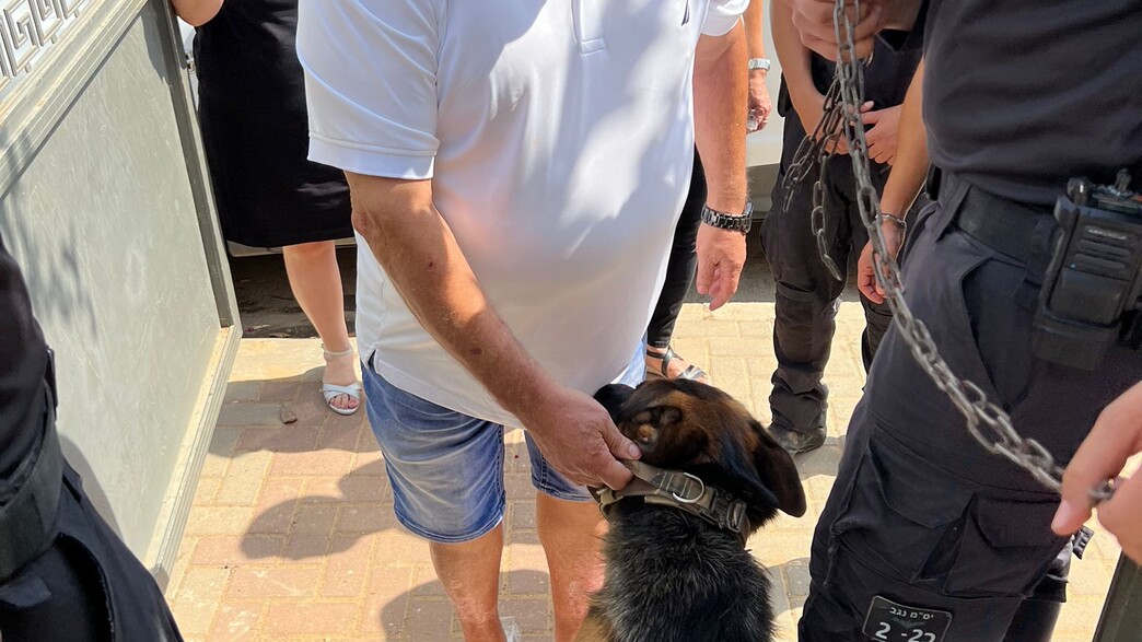 אלי כהן יחד עם שוטרי יס"צ נגב