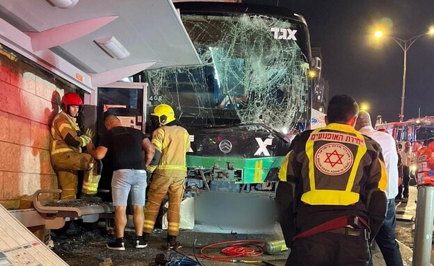 תאונת דרכים קשה של אוטובוס בירושלים (צילום: מד"א)