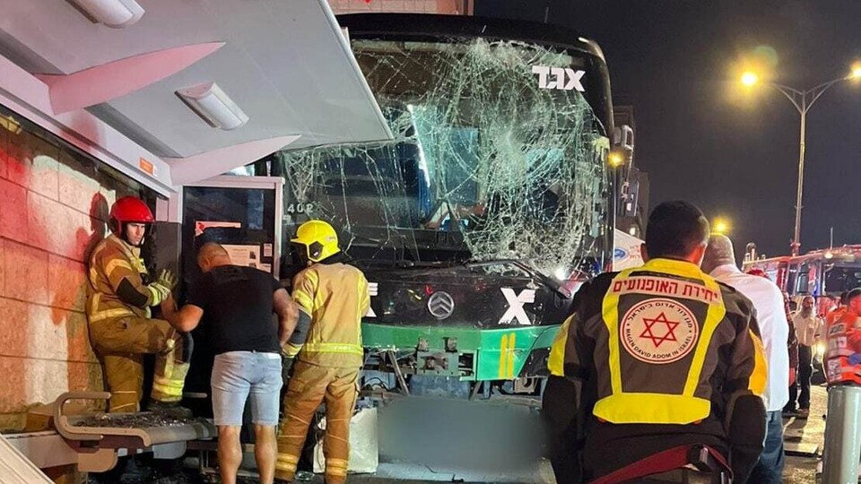 תאונת דרכים קשה של אוטובוס בירושלים (צילום: מד"א)