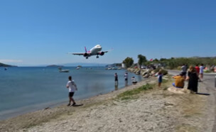 מטוס וויז אייר יוון  (צילום: youtube)