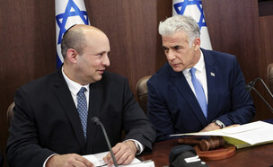 רה''מ לפיד ולצדו רה''מ החליפי בנט בישיבת ממשלה (צילום: AP)