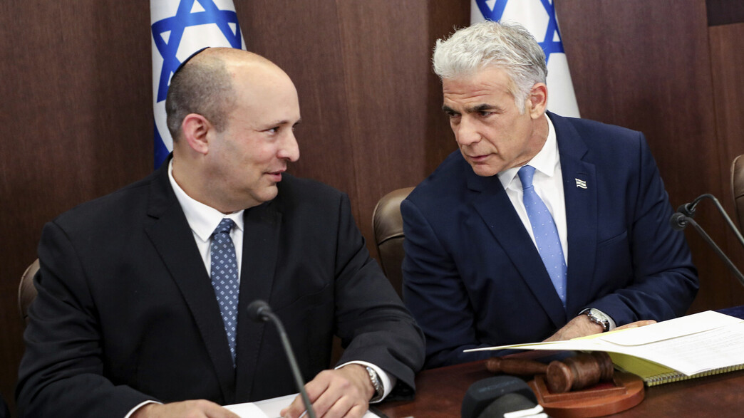 רה''מ לפיד ולצדו רה''מ החליפי בנט בישיבת ממשלה