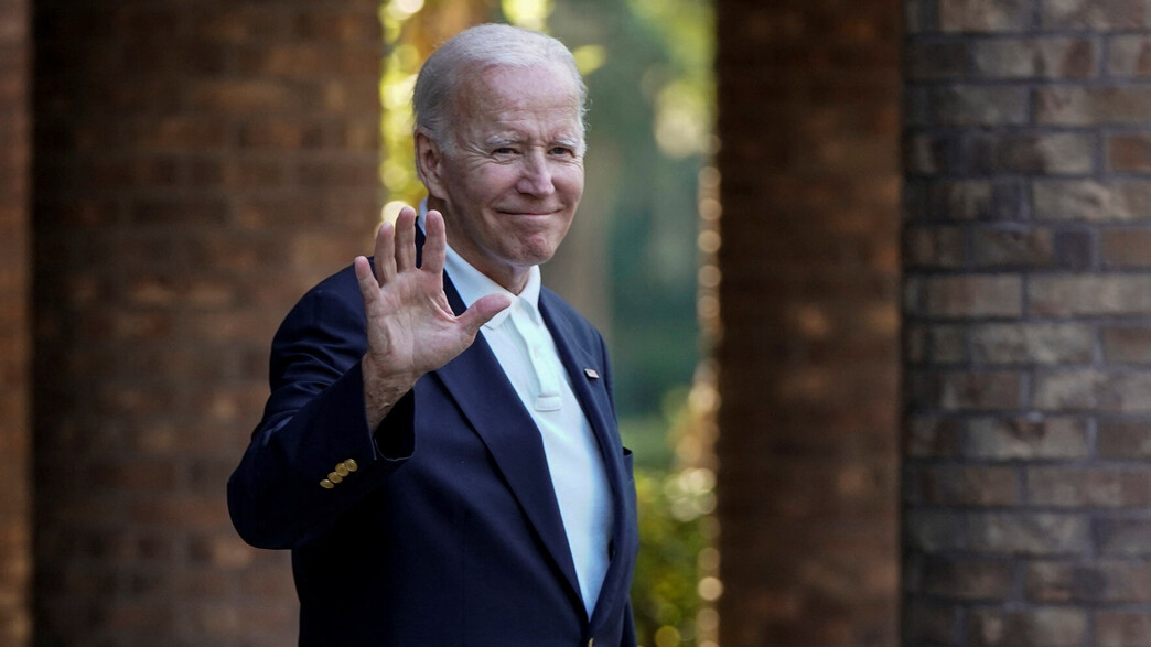 נשיא ארה''ב ג'ו ביידן מנופף לשלום ביציאה מכנסייה נשיא ארה''ב ג'ו ביידן מנופף לשלום ביציאה מכנסייה