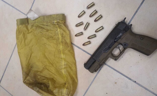 האקדח והתחמושת שנמצאו בבית