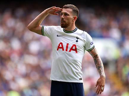 איזן עם בעיטה גדולה מרחוק. הוייביירג (GETTY)