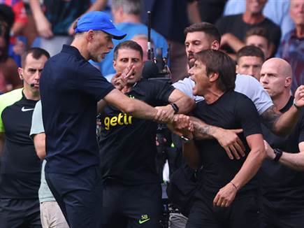 לחיצת יד שהפכה למהומה (GETTY)