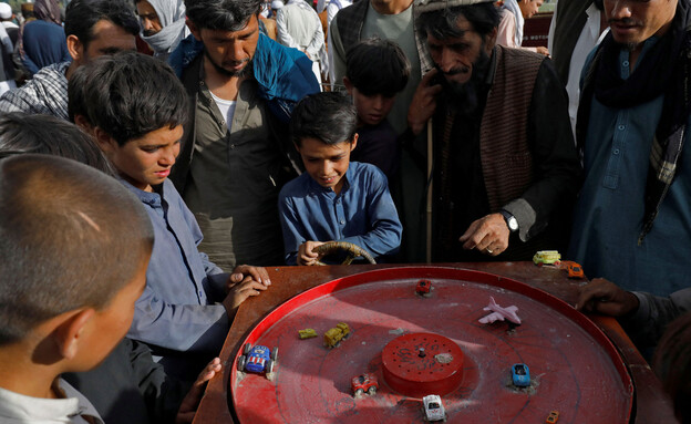 ילדים ומבוגרים משחקים בקאבול, אפגניסטן (צילום: reuters)