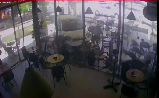 תיעוד: רכב מידרדר לתוך בית קפה באשקלון