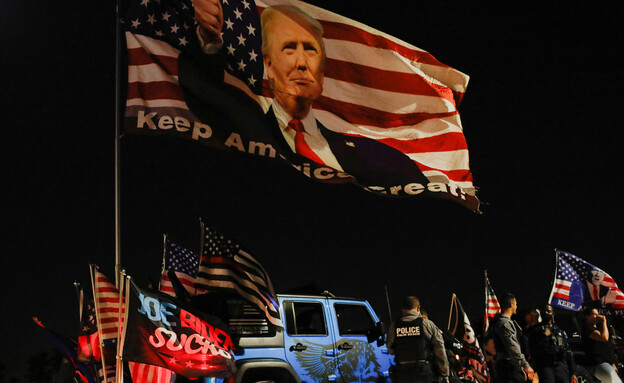 תומכים של טראמפ מפגינים בעקבות החקירה נגדו (צילום: רויטרס)
