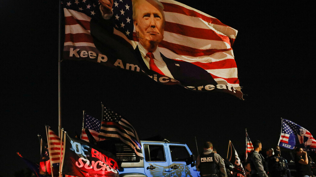 תומכים של טראמפ מפגינים בעקבות החקירה נגדו