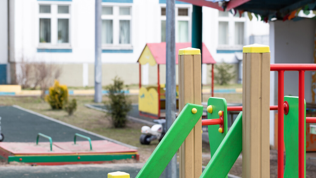 חצר בגן ילדים חצר בגן ילדים