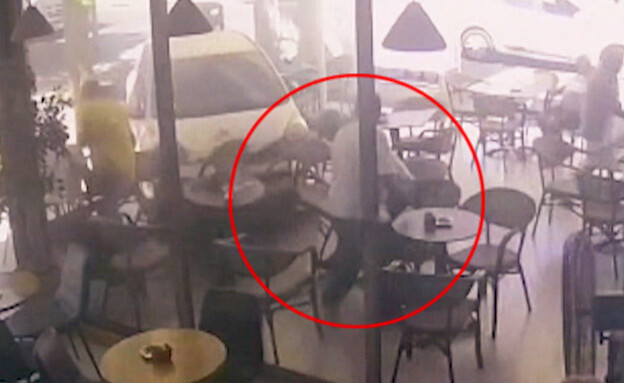 מכונית הדרדרה והתנגשה בבית קפה (צילום: מתוך "חדשות הבוקר" , קשת12)