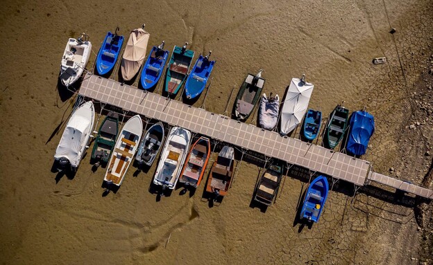 סירות בנהר שהתייבש בגבול צרפת שוויץ (צילום:  FABRICE COFFRINI, AFP via Getty Images)