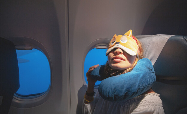 אישה עם כיסוי עיניים במטוס (צילום: frantic00, shutterstock)