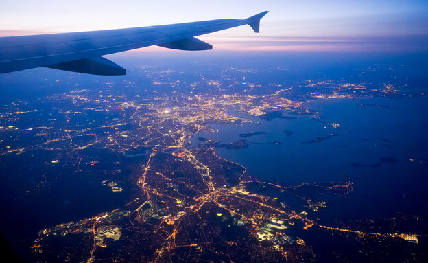 טיסה מעל עיר (צילום: Micha Weber, shutterstock)