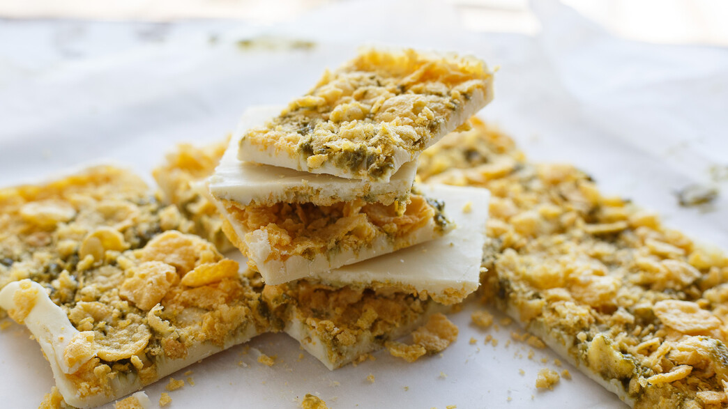 חטיף שוקולד לבן חתוך לקוביות