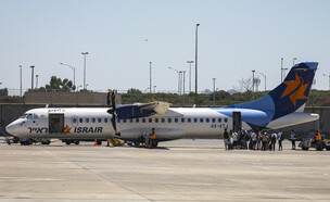מטוס ישראייר בנמל התעופה בן גוריון (צילום: אוליבייה פיטוסי, פלאש 90)