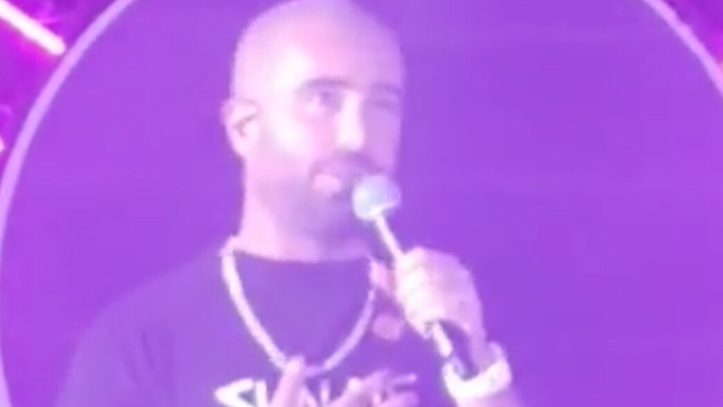 עומד אדם מתנצל