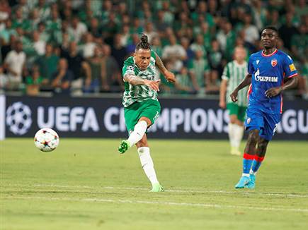 בבעיטה נדירה (צילום: אלן שיבר)