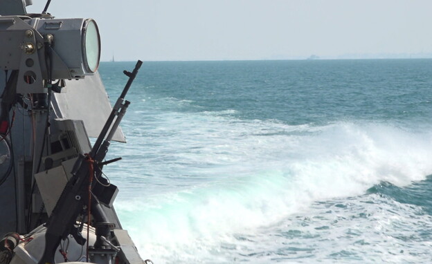 עם נשק על סיפון אח"י אילת בדרך לים סוף (צילום: חדשות 12)