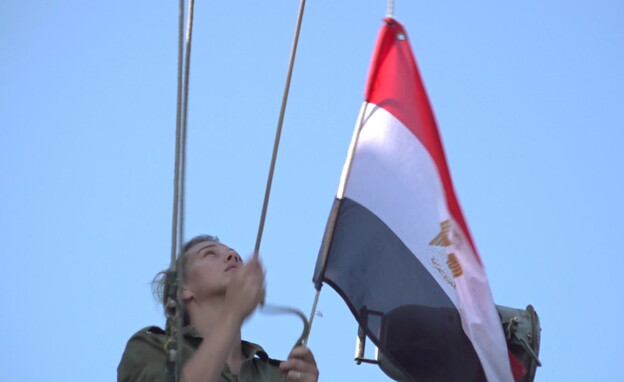 הנפת דגל מצרים על הספינה (צילום: חדשות 12)