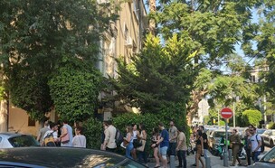 שוכרים עומדים בתור לראות דירה בתל אביב (צילום: איריס מושקוביץ, גלובס)