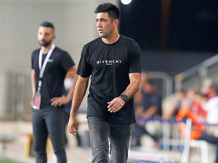 פותח עונה על הקווים. ברדה (אלן שיבר)