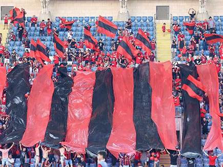 עם תפאורה ביציעים (צילום: דני מרון)