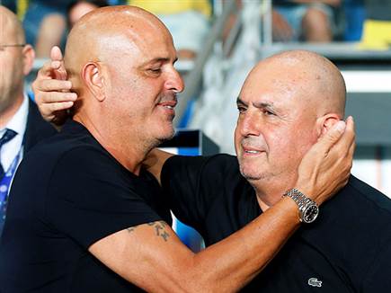 אבוקסיס ובני לם בפתיחה (אלן שיבר)