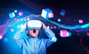 ילד מתבונן דרך משקפי VR (עיצוב: ImageFlow, shutterstock)