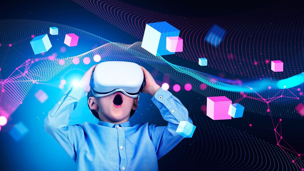 ילד מתבונן דרך משקפי VR ילד מתבונן דרך משקפי VR