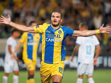 וכבר אחרי 5 דקות יובאנוביץ' מצא את הרשת (צילום: אלן שיבר)