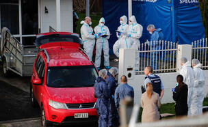 חוקרי משטרת ניו זילנד בבית המשפחה שמצאה את הגופות  (צילום: AP)
