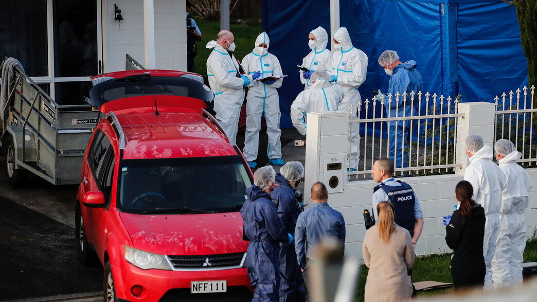 חוקרי משטרת ניו זילנד בבית המשפחה שמצאה את הגופות חוקרי משטרת ניו זילנד בבית המשפחה שמצאה את הגופות