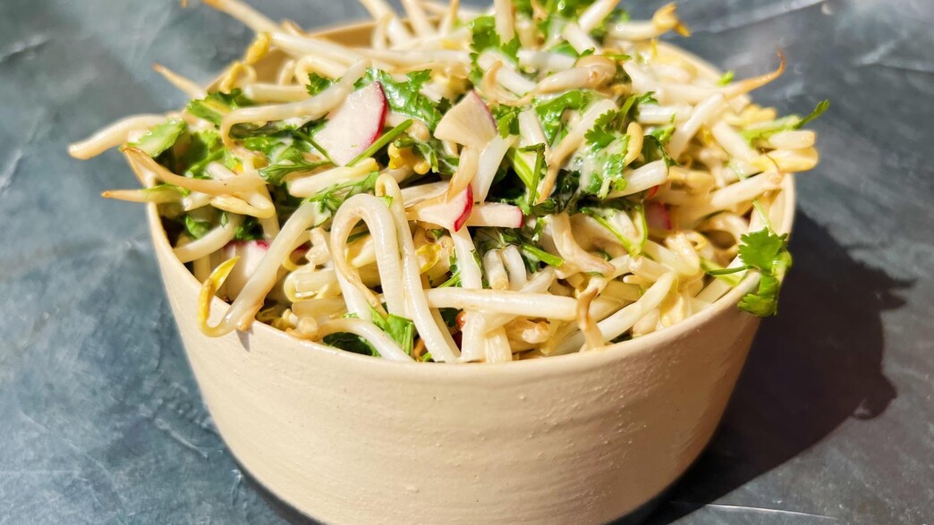 סלט נבטים אסייתי